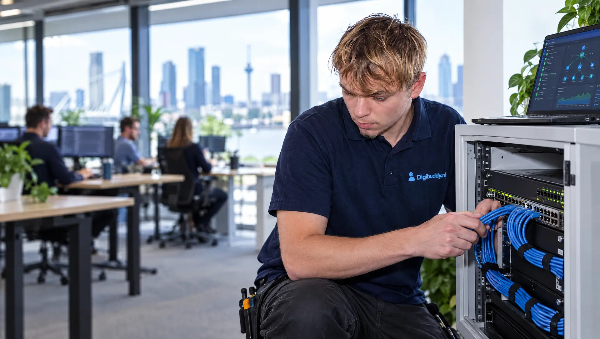 Digibuddy-technicus installeert een netwerk op kantoor